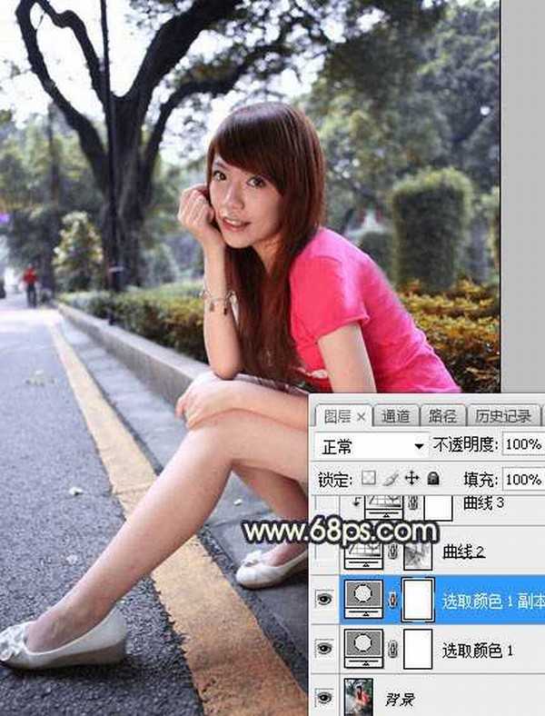 Photoshop调制出橙黄色霞光公路花坛边的人物图片